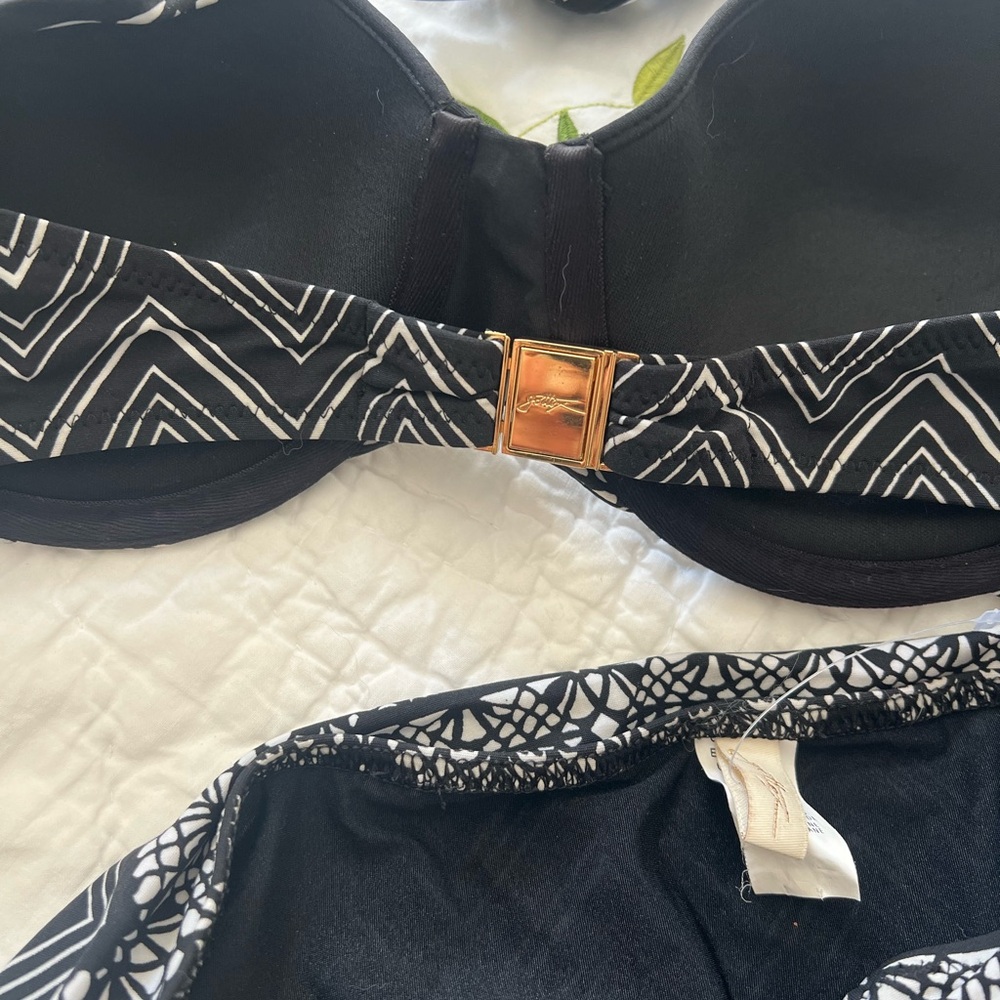 🌴vacation pick🌴NWOT - still has liner on -Gottex Black and White Chevron Bikini - Picture 4 of 5